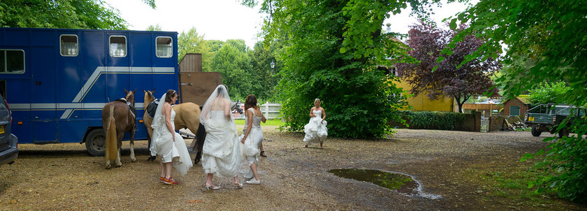WWE Bridal BHS 002 
 West Wycombe Horse shoot 
 Keywords: Buckinghamshire wedding photographer, Horses, Piers Photo, Summer, West Wycombe House