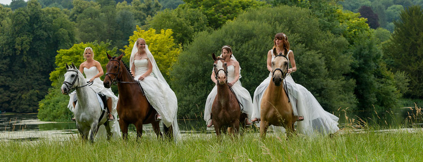 WWE Bridal Horse shoot 020 
 West Wycombe Horse shoot 
 Keywords: Buckinghamshire wedding photographer, Horses, Piers Photo, Summer, West Wycombe House